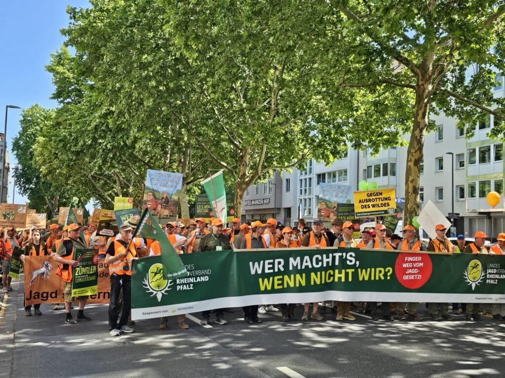 Solidarität über Landesgrenzen hinweg-Demo in Mainz 2025 mit Transparent