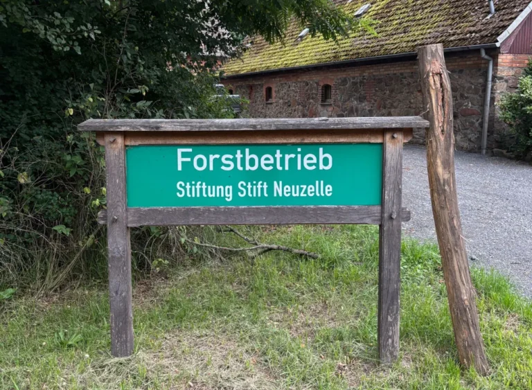 Forstbetrieb Neuzelle - Eingangs Schild