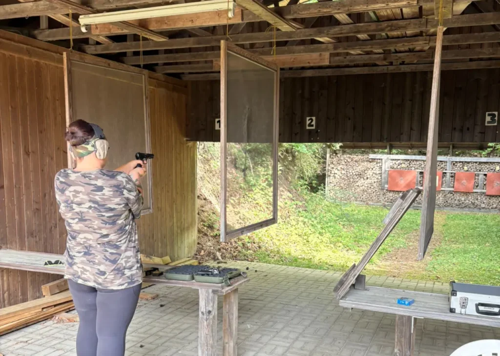 Hunting Girls Camp am Schießstand3