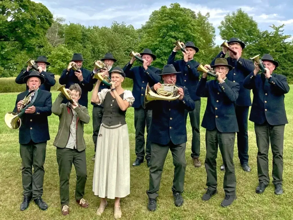 Die zwölf Mitglieder der Jagdhorngruppe Seebach feierten ihr 30-jähriges Jubiläum im Vorwerk Seebach