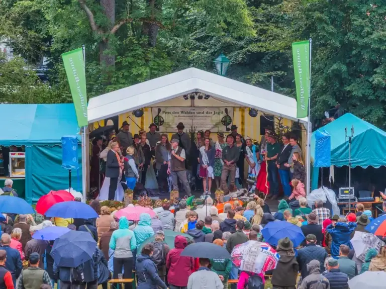 Foto zeigt eine Totale vom 40. Fest des Waldes und der Jagd