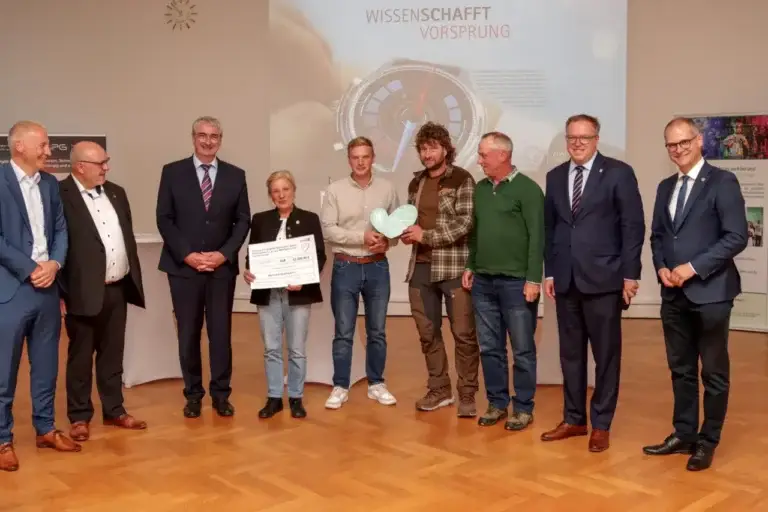 Gruppenbild mit Ministerpr&auml;sident M.Voigt zum Ehrenamtspreis 2026 - Doppelte Freude in Rudolstadt