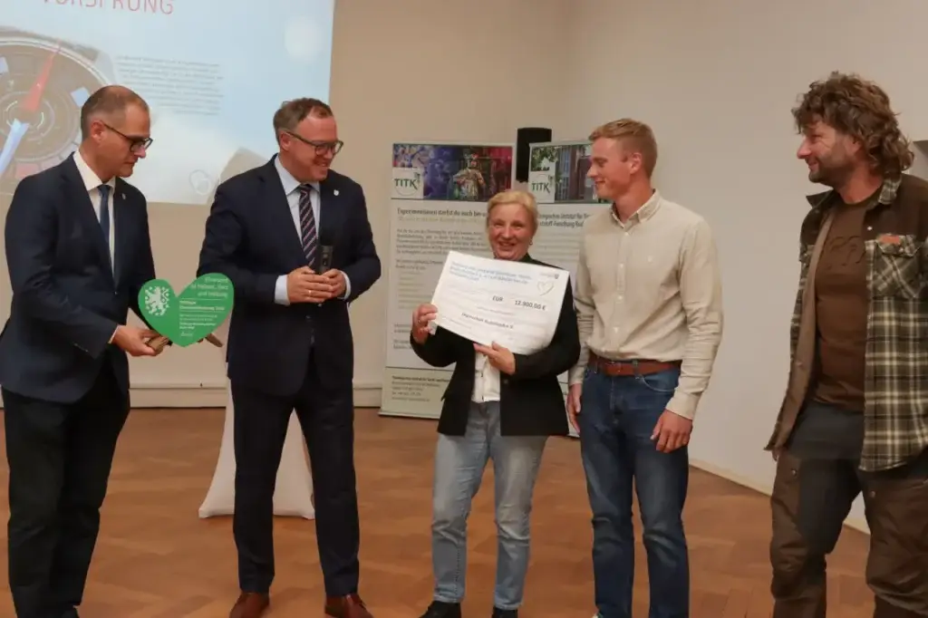 Gruppenbild mit Vorsitzende Dr. Renate Lützkendorf