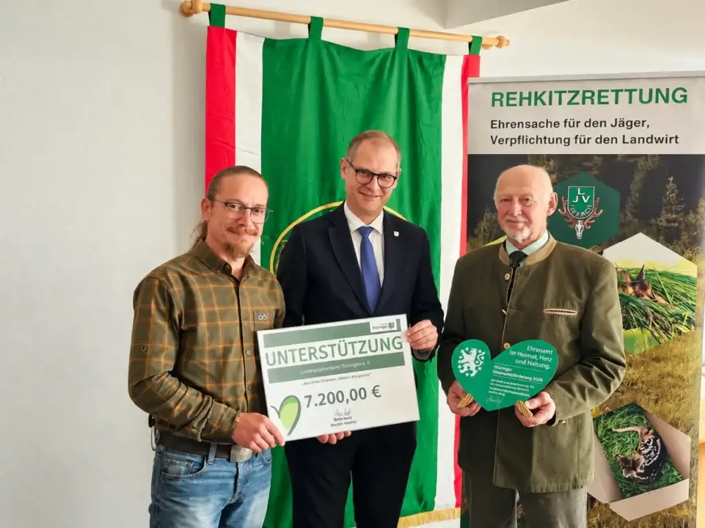 Fot zeigt die Übergabe des Fördercheck zum Tierschutzprojekt Rehkitzrettung 2027
